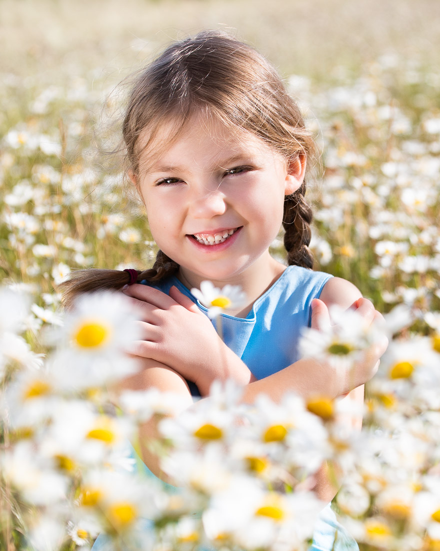 Summer photo shoot in the daisies in Buckinghamshire